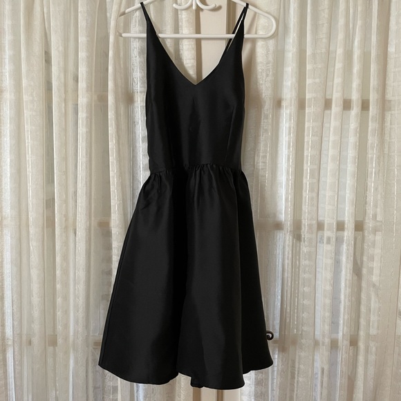 Beautiful dress - Picture 4 of 10